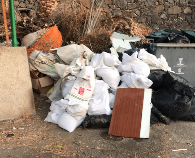 Imagen de los trastos, enseres y escombros en el barranco de Las Bachilleras / TA